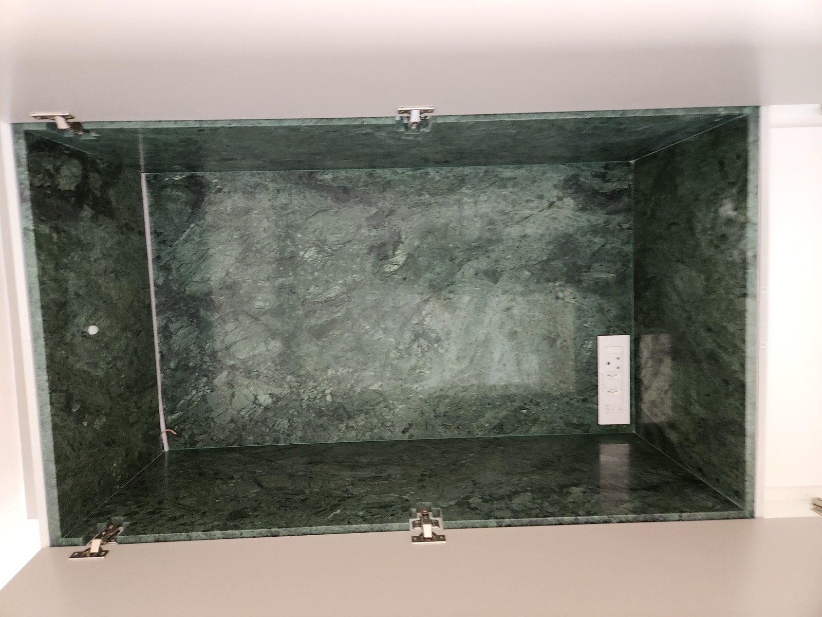 Green marble panelling