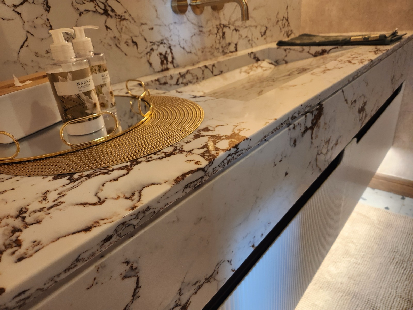 Double vanity in veined stone, brass detail