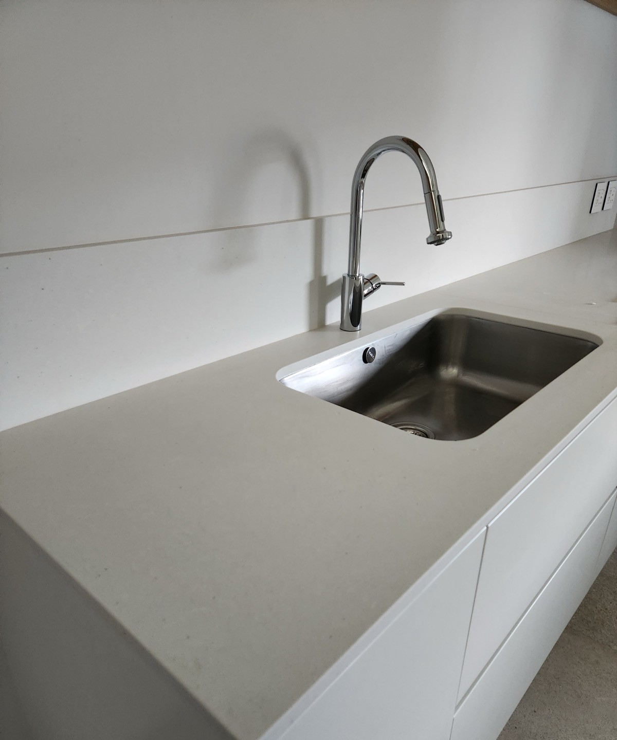 Quartz worktop, undermount sink